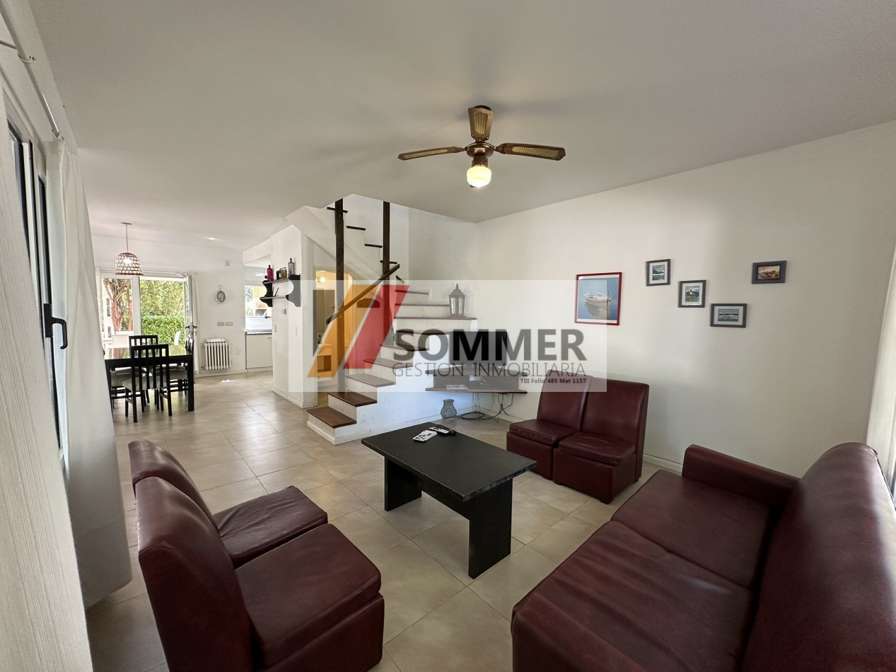COMPLEJO TRIDENTE: COMODO TRIPLEX TIPO CASA CON PATIO, PARRILLA,COCHERA, PARQUE Y PISCINA.