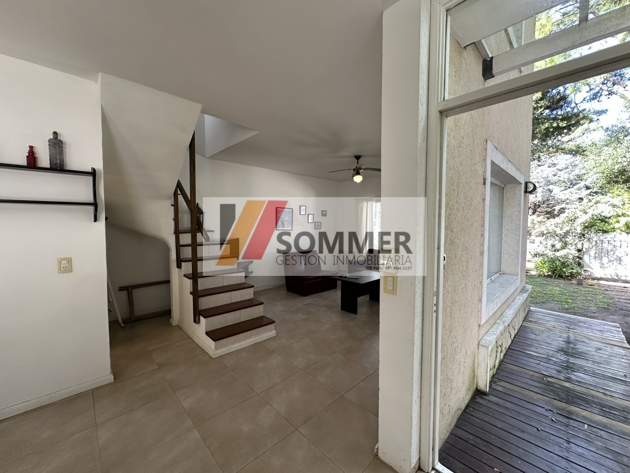 COMPLEJO TRIDENTE: COMODO TRIPLEX TIPO CASA CON PATIO, PARRILLA,COCHERA, PARQUE Y PISCINA.
