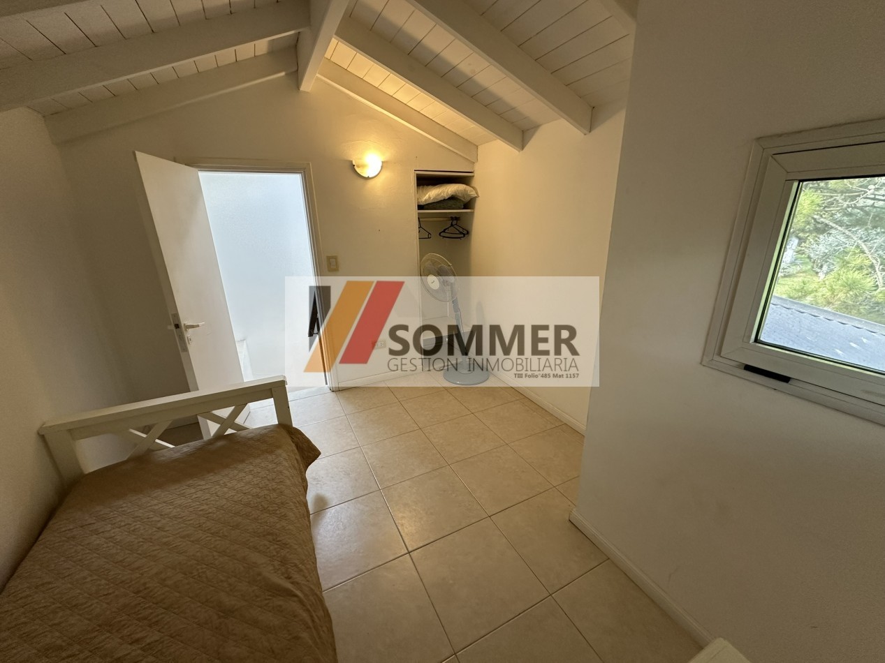 COMPLEJO TRIDENTE: COMODO TRIPLEX TIPO CASA CON PATIO, PARRILLA,COCHERA, PARQUE Y PISCINA.