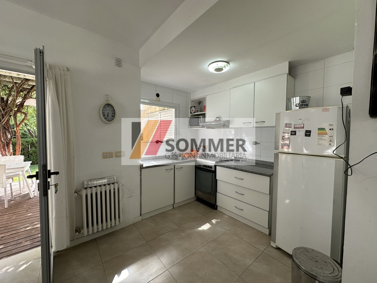 COMPLEJO TRIDENTE: COMODO TRIPLEX TIPO CASA CON PATIO, PARRILLA,COCHERA, PARQUE Y PISCINA.