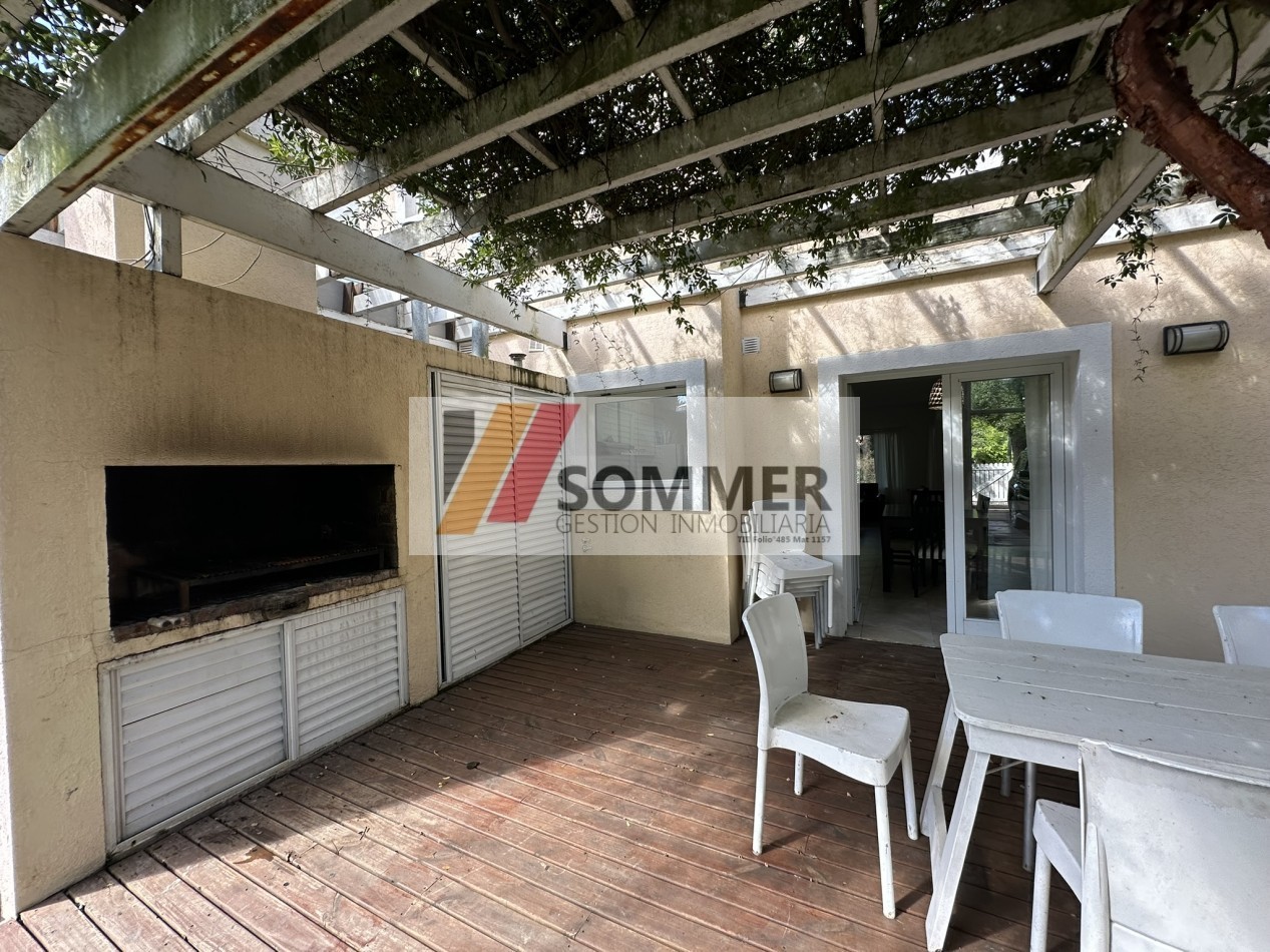COMPLEJO TRIDENTE: COMODO TRIPLEX TIPO CASA CON PATIO, PARRILLA,COCHERA, PARQUE Y PISCINA.