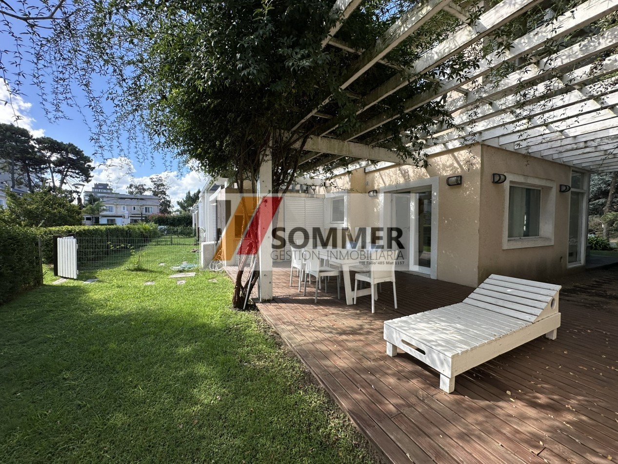 COMPLEJO TRIDENTE: COMODO TRIPLEX TIPO CASA CON PATIO, PARRILLA,COCHERA, PARQUE Y PISCINA.