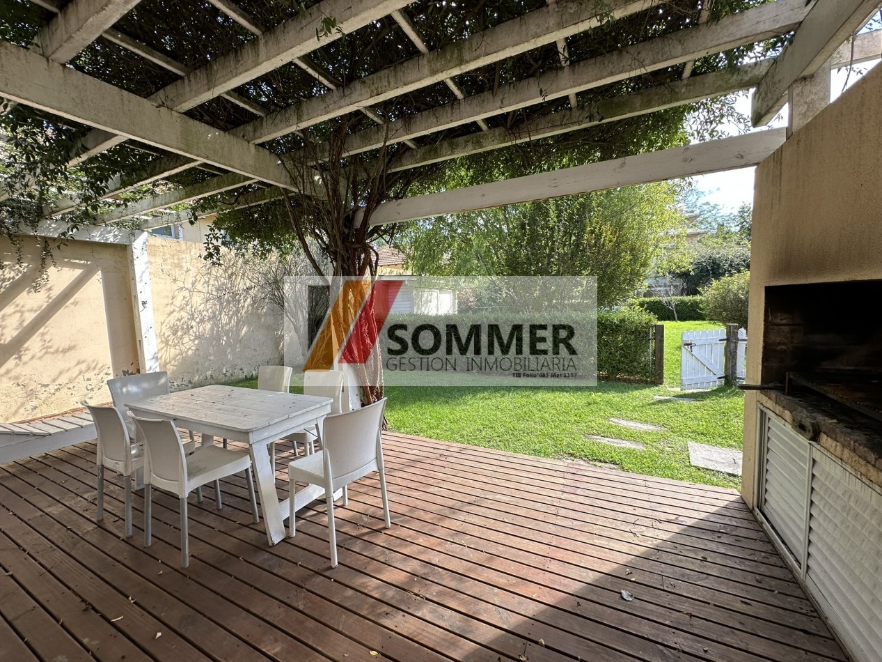 COMPLEJO TRIDENTE: COMODO TRIPLEX TIPO CASA CON PATIO, PARRILLA,COCHERA, PARQUE Y PISCINA.