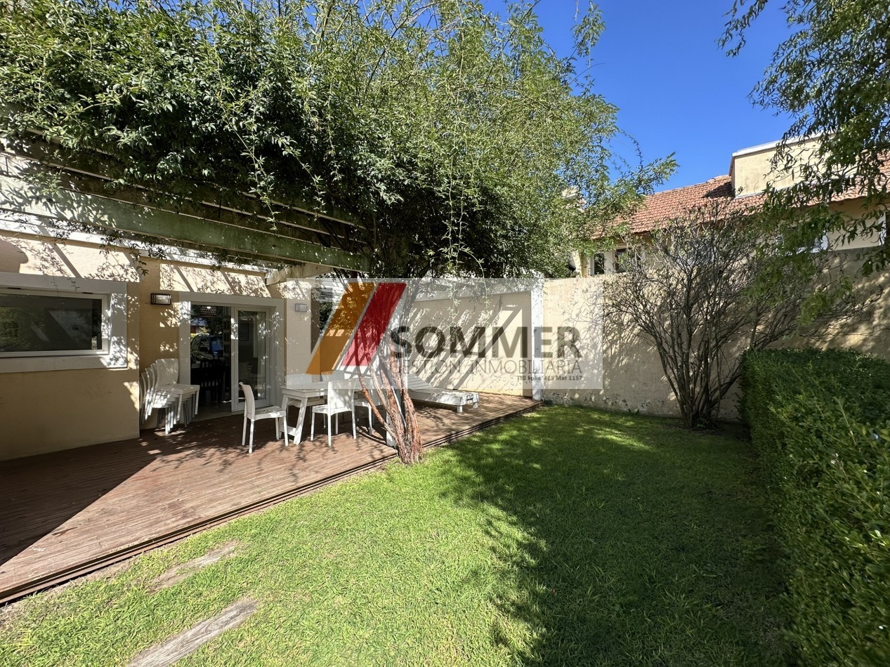 COMPLEJO TRIDENTE: COMODO TRIPLEX TIPO CASA CON PATIO, PARRILLA,COCHERA, PARQUE Y PISCINA.