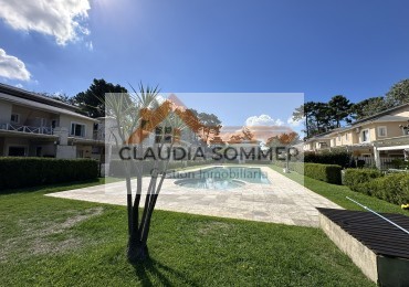 COMPLEJO TRIDENTE: COMODO TRIPLEX CON PATIO, PARRILLA,COCHERA, PARQUE Y PISCINA.