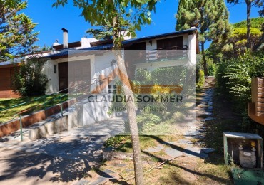 Casa con departamento independiente en Pinamar, a pocas cuadras del centro y del mar