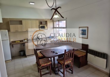AMPLIO DEPARTAMENTO A POCAS CUADRAS DEL MAR CON COCHERA Y PARRILLA