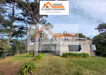 OPORTUNIDAD !! MODERNA CASA EN ESQUINA A METROS DEL CENTRO COMERCIAL GOLF Y DE LA PLAYA 