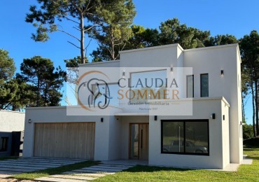 MODERNA CASA EN BARRIO NAYADES CON PISCINA 