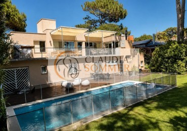 MODERNA CASA EN VENTA -PERMUTA POR LOTE FRENTE AL MAR DE MAYOR VALOR -
