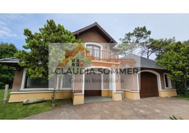 PINAMAR NORTE CHALET TRADICIONAL A SOLO 200 METROS DEL MAR