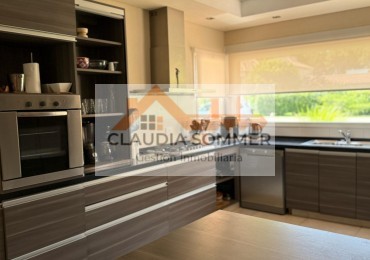 CASA CON PISCINA EN BARRIO PRIVADO