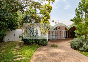 Casa de 4 dormitorios en zona Golf a dos cuadras de la playa y del centro comercial 