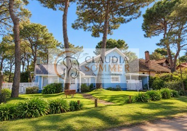 Casa en venta en Pinamar - 4 dormitorios, 4 baños y amplio parque - Zona B5
