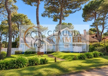 Casa en venta en Pinamar - 4 dormitorios, 4 baños y amplio parque - Zona B5
